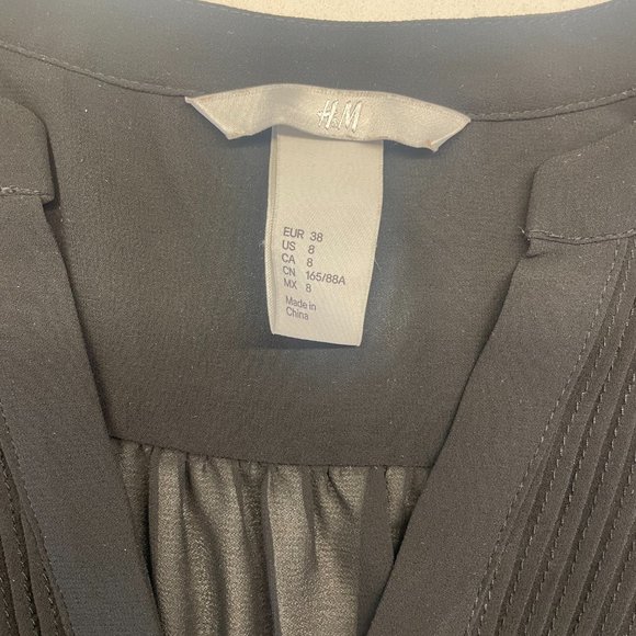 H&M Pin-tucked Blouse with 3/4 length Sleeve and V-Neck in Black, Size 8 - Picture 4 of 7